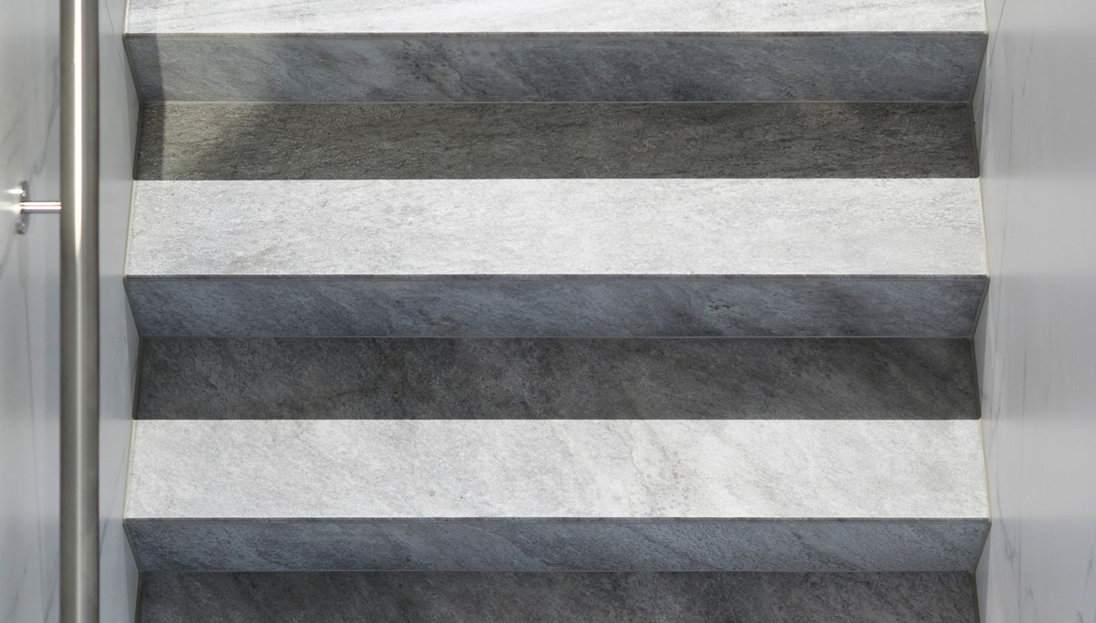 Bild von gallery/b&b-fliesen-naturstein-freiburg-gallerie-naturstein-treppe