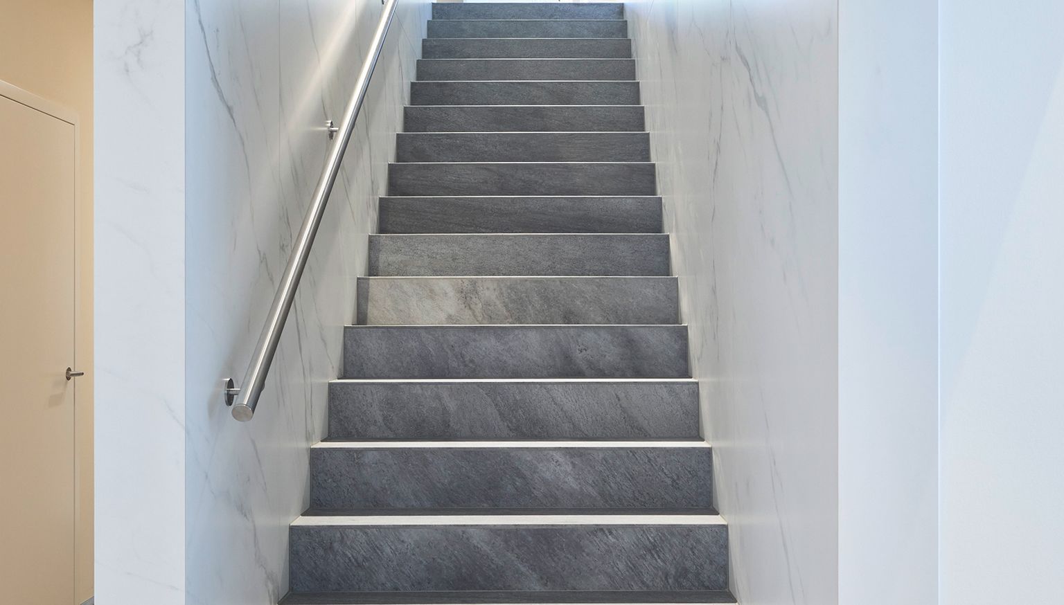 Bild von gallery/b&b-fliesen-naturstein-freiburg-gallerie-treppe