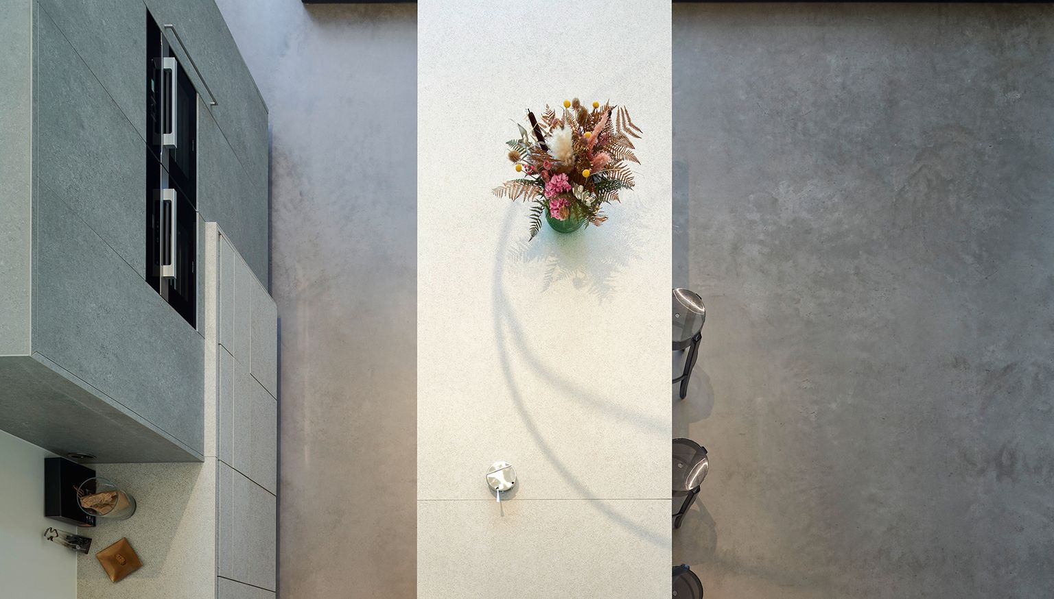 Bild von gallery/b&b-fliesen-naturstein-freiburg-gallerie-tisch